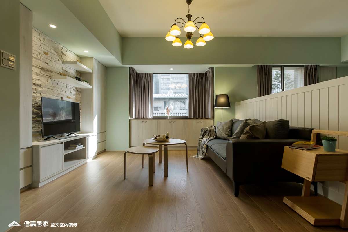 綠色客廳室內裝潢設計，包括窗簾、沙發、茶几、收納櫃、吊燈、電視牆、電視櫃裝潢圖片