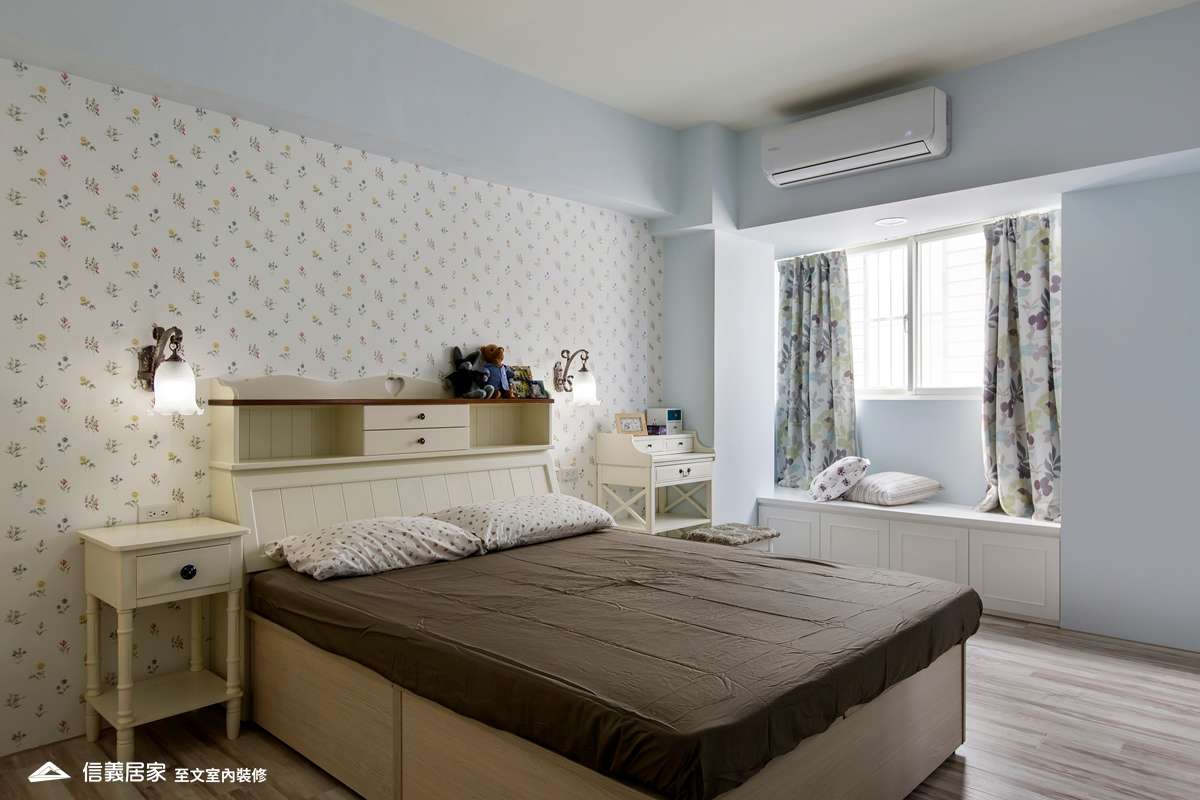 米色臥室室內裝潢設計，包括床、矮櫃、壁燈裝潢圖片