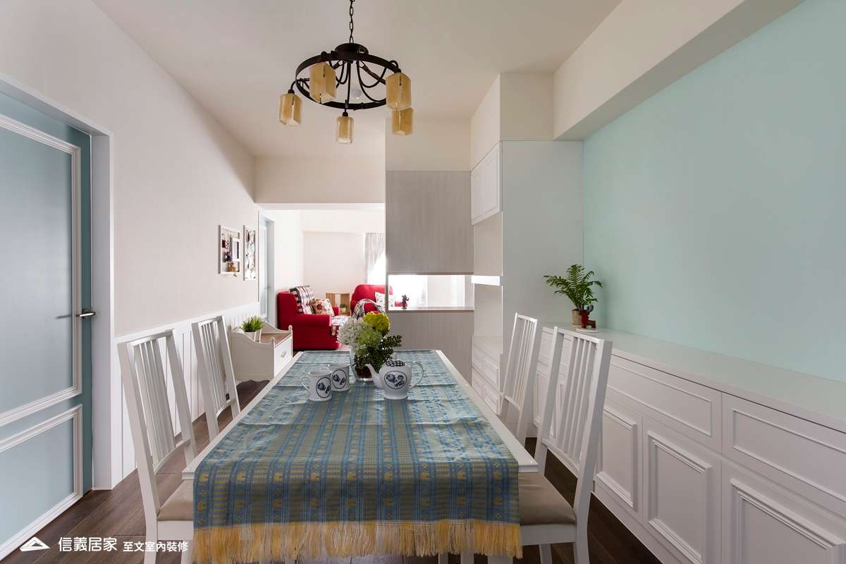 藍色客廳室內裝潢設計，包括吊燈、餐桌、矮櫃、餐椅裝潢圖片