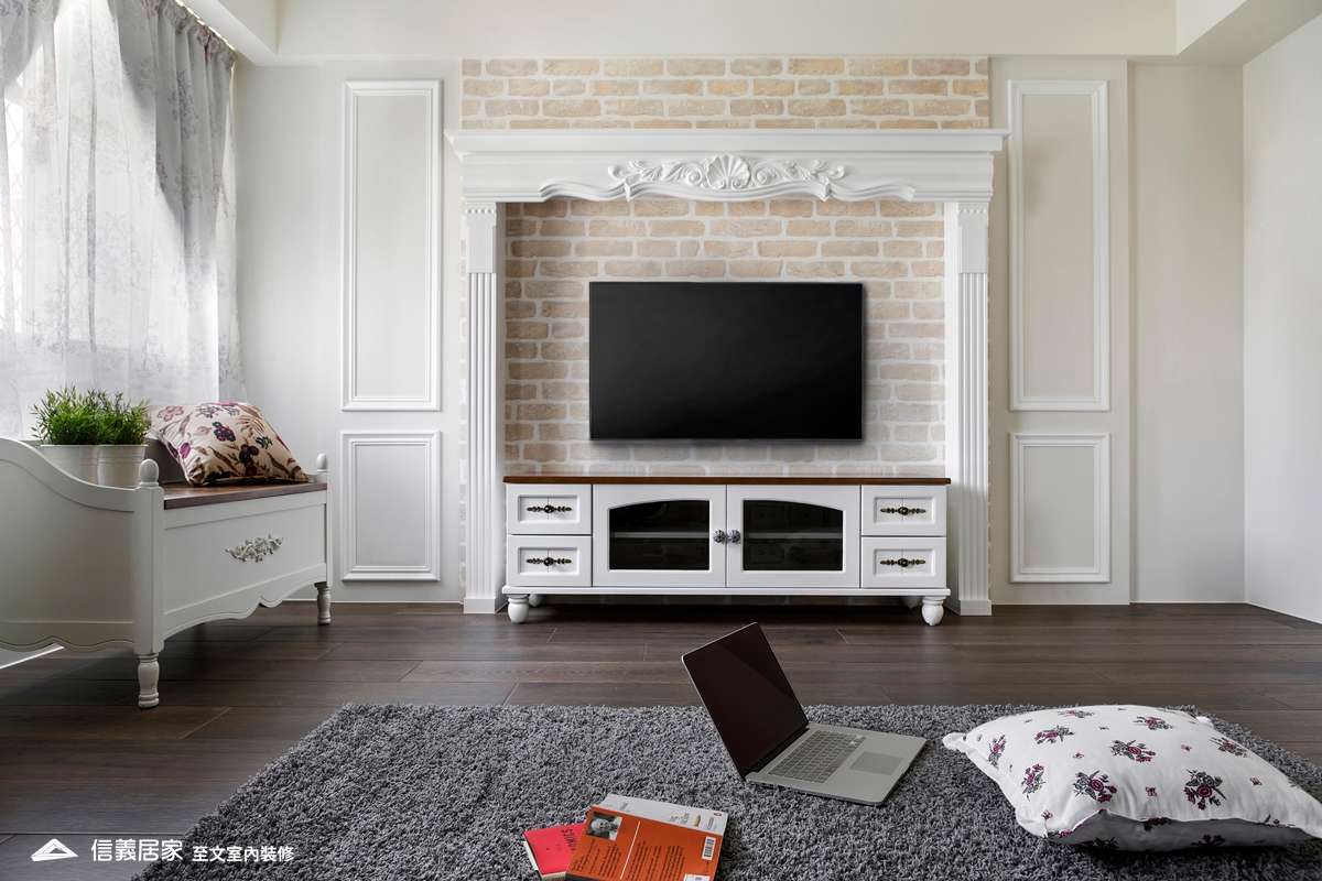 白色客廳室內裝潢設計，包括電視牆、矮櫃裝潢圖片