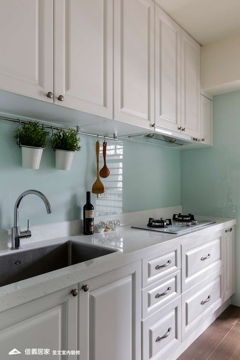 白色廚房室內裝潢設計，包括收納櫃、流理台裝潢圖片