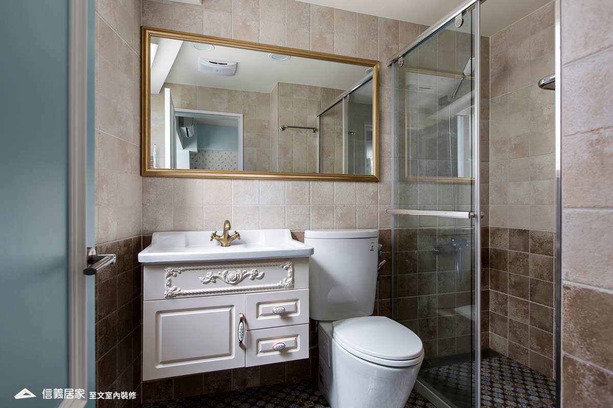 白色浴室室內裝潢設計，包括流理台、鏡子、淋浴/花灑、馬桶裝潢圖片