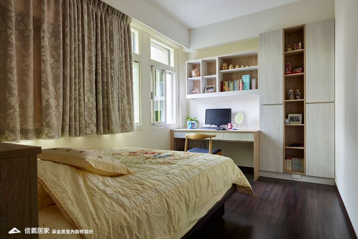 白色臥室室內裝潢設計，包括窗簾、床、收納櫃、椅子、書桌、書櫃、置物櫃裝潢圖片