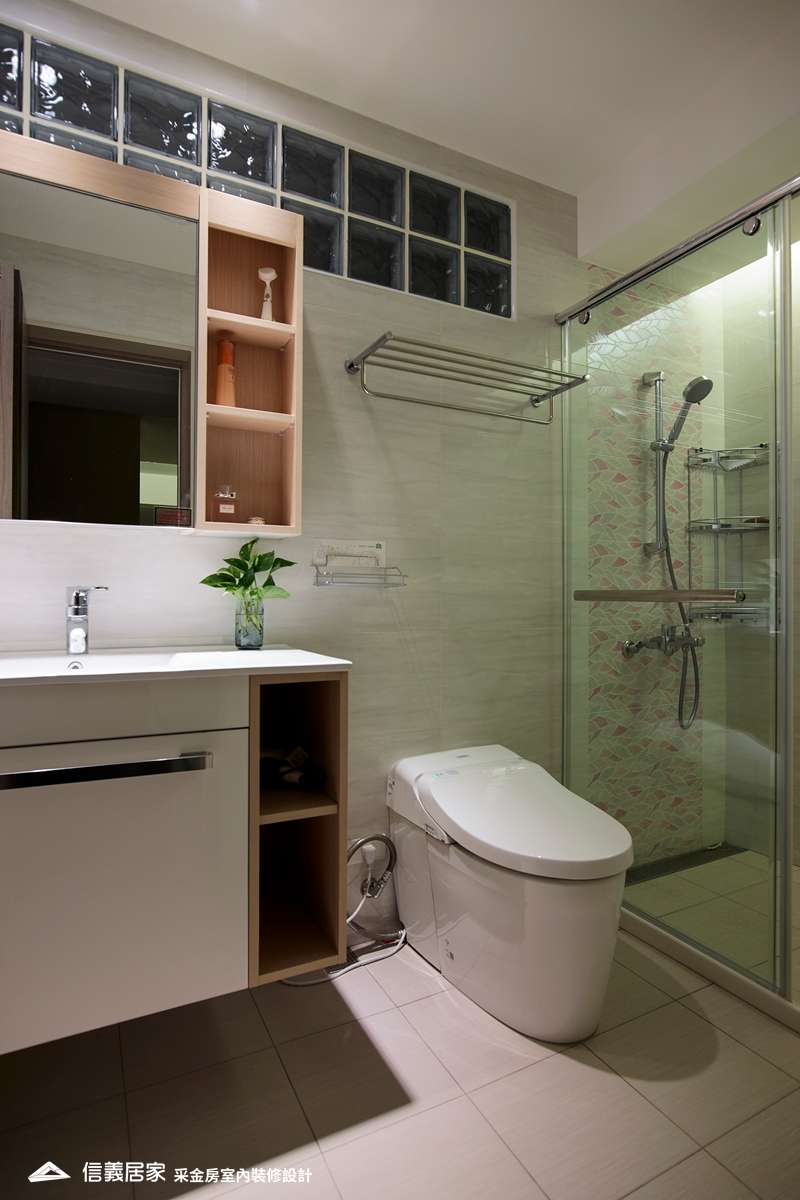 白色浴室室內裝潢設計，包括磁磚、收納櫃、洗手台、淋浴/花灑、毛巾架、馬桶裝潢圖片
