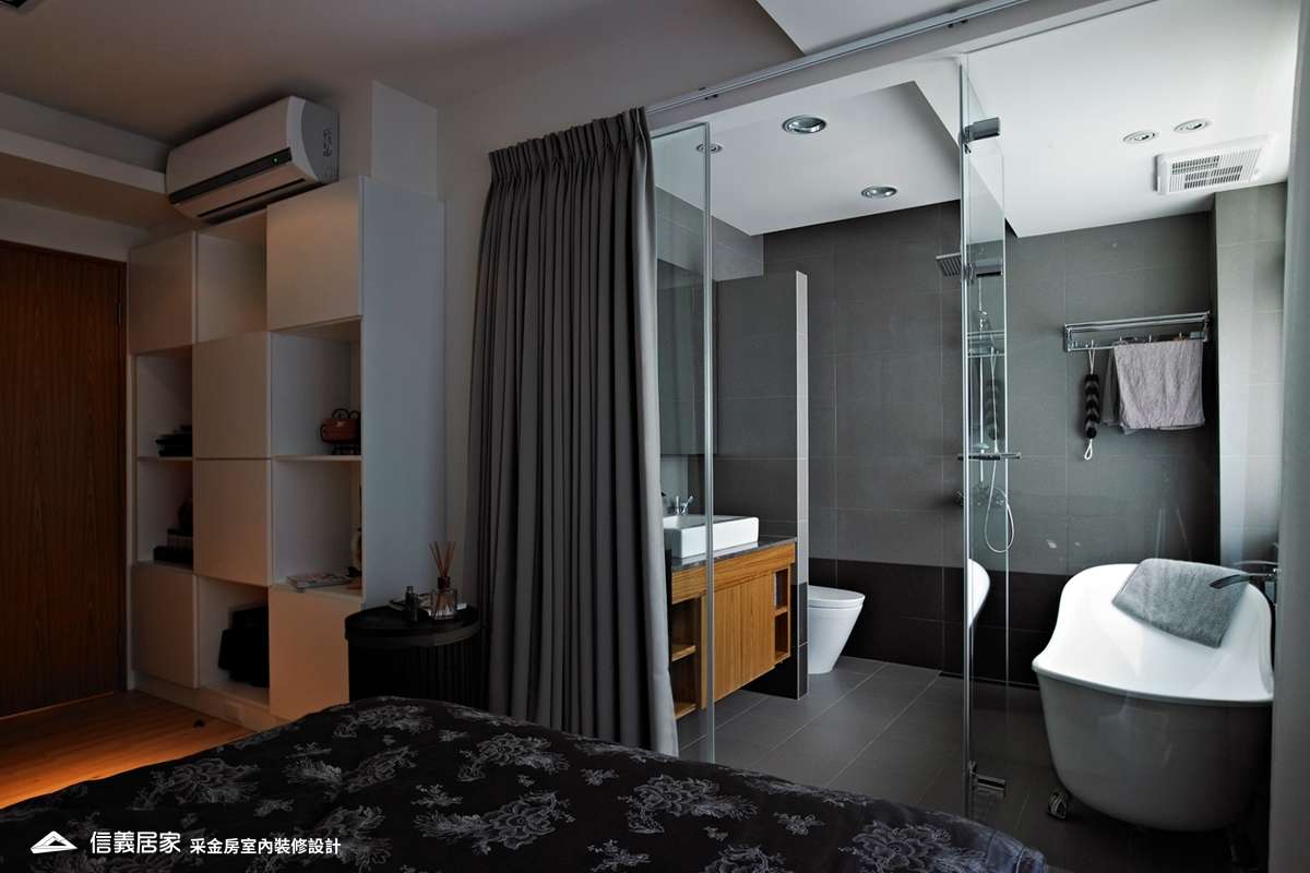 黑白浴室室內裝潢設計，包括窗簾、收納櫃、洗手台、淋浴/花灑、毛巾架、浴缸裝潢圖片