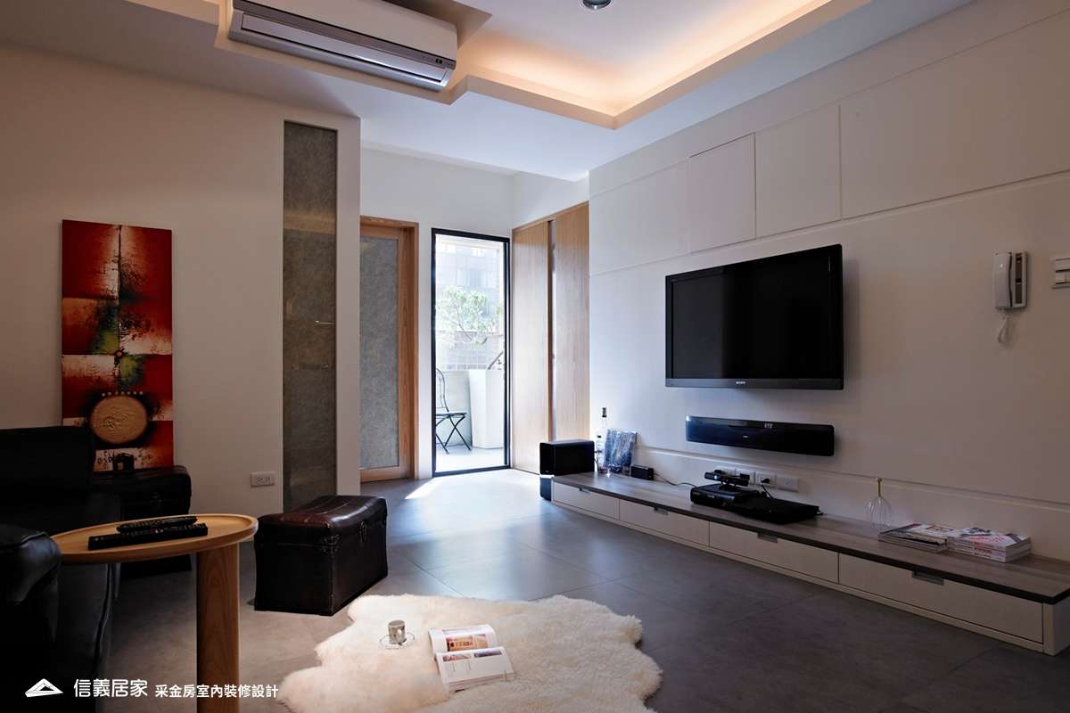 灰色客廳室內裝潢設計，包括茶几、電視牆、矮櫃、地毯裝潢圖片
