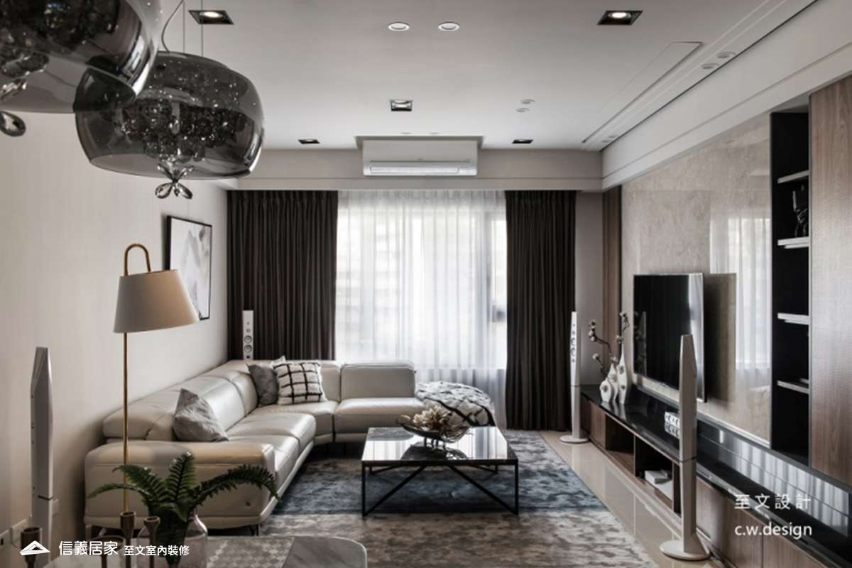 米色客廳室內裝潢設計，包括窗簾、電視牆、L型沙發裝潢圖片