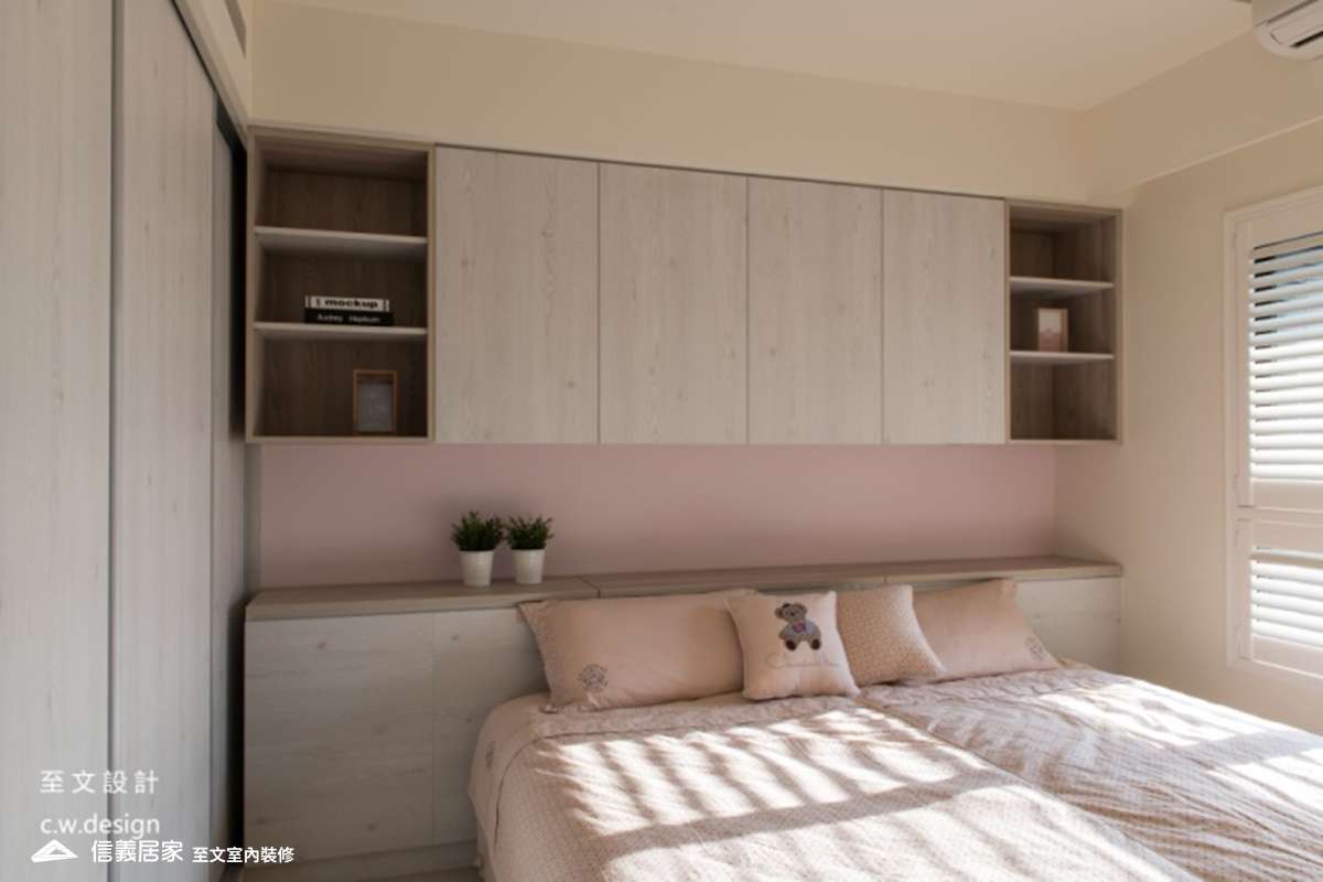 米色臥室室內裝潢設計，包括床、收納櫃、床頭主牆裝潢圖片