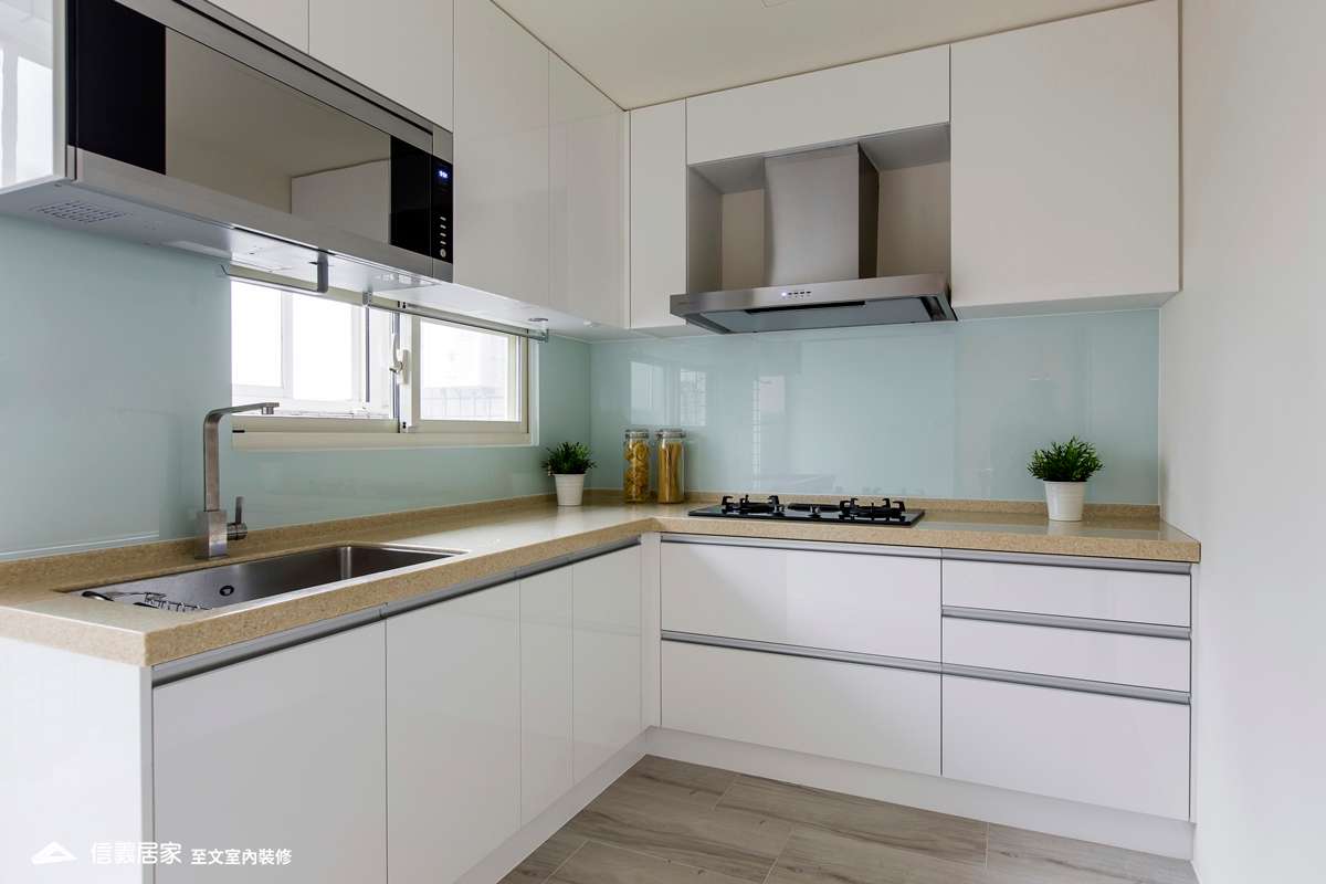 白色廚房,白色開放式廚房室內裝潢設計，包括流理台裝潢圖片