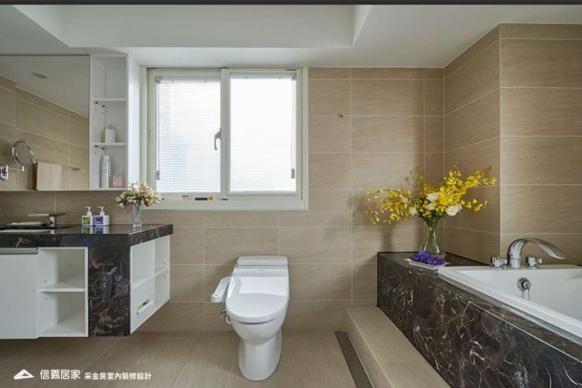 米色浴室室內裝潢設計，包括收納櫃、洗手台、大理石牆/檯面、馬桶、浴缸裝潢圖片