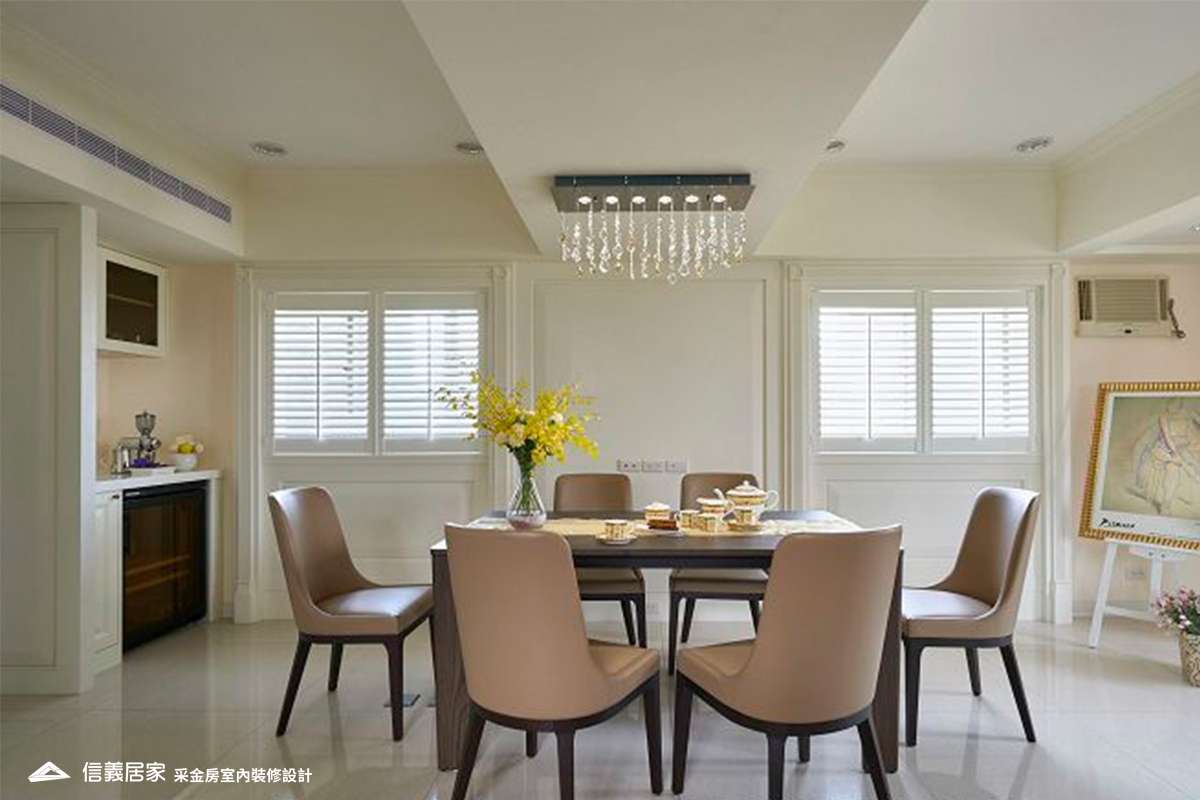 白色餐廳室內裝潢設計，包括單式天花板、磁磚、吊燈、餐桌、餐椅、百葉窗裝潢圖片