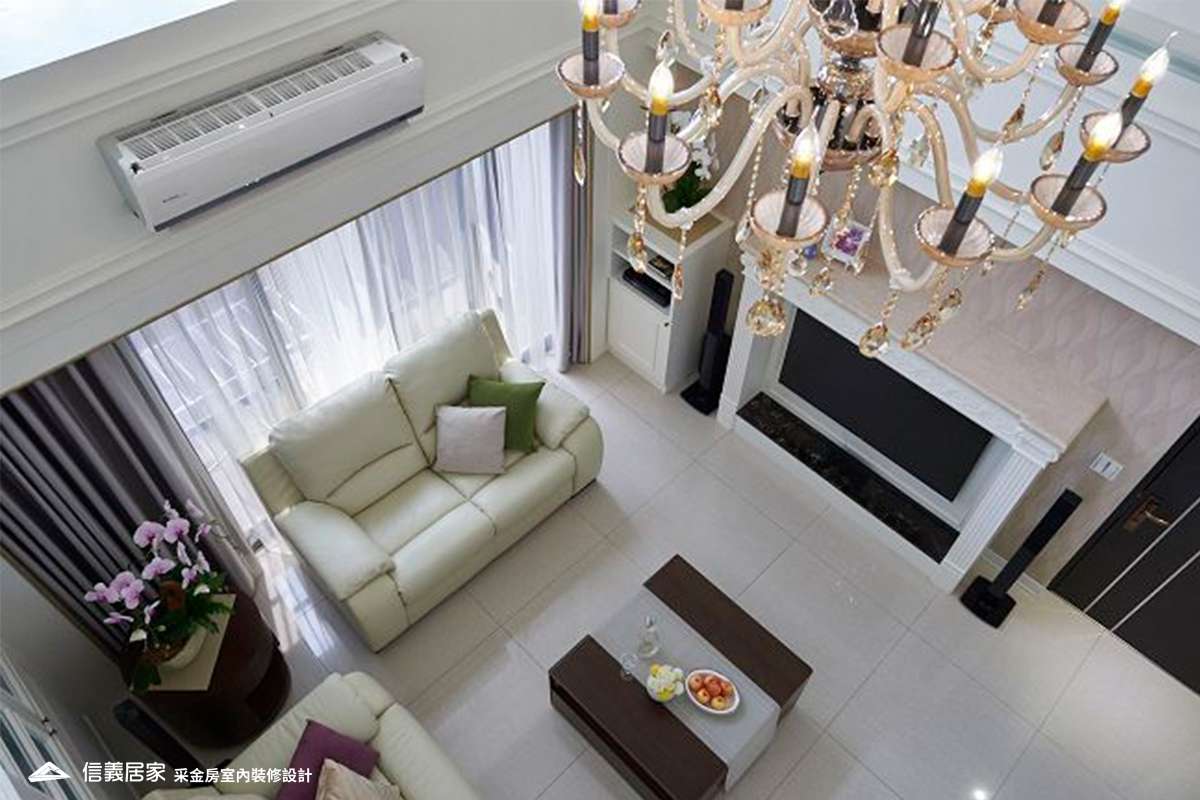白色客廳,白色樓中樓室內裝潢設計，包括窗簾、沙發、茶几、吊燈、電視牆、線板裝潢圖片