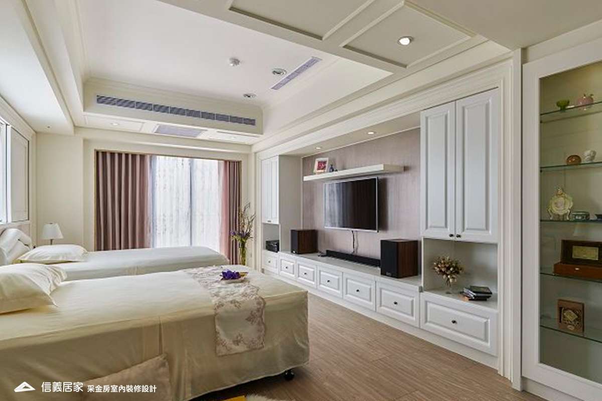 白色臥室室內裝潢設計，包括窗簾、單式天花板、床、收納櫃、嵌燈、矮櫃、床頭主牆、置物櫃、線板裝潢圖片
