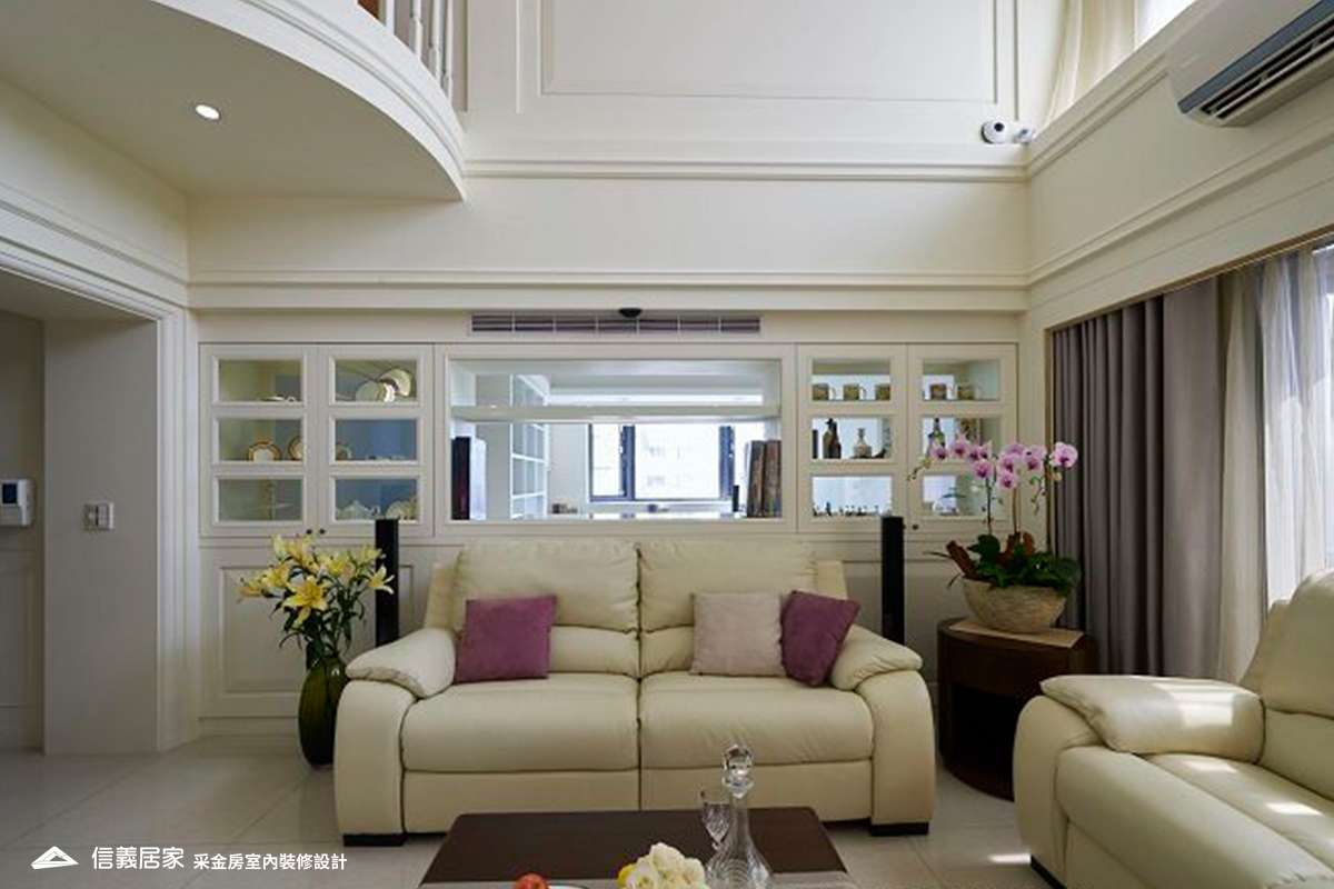白色客廳,白色樓中樓室內裝潢設計，包括窗簾、沙發、茶几、磁磚、收納櫃、展示櫃、隔屏、線板裝潢圖片