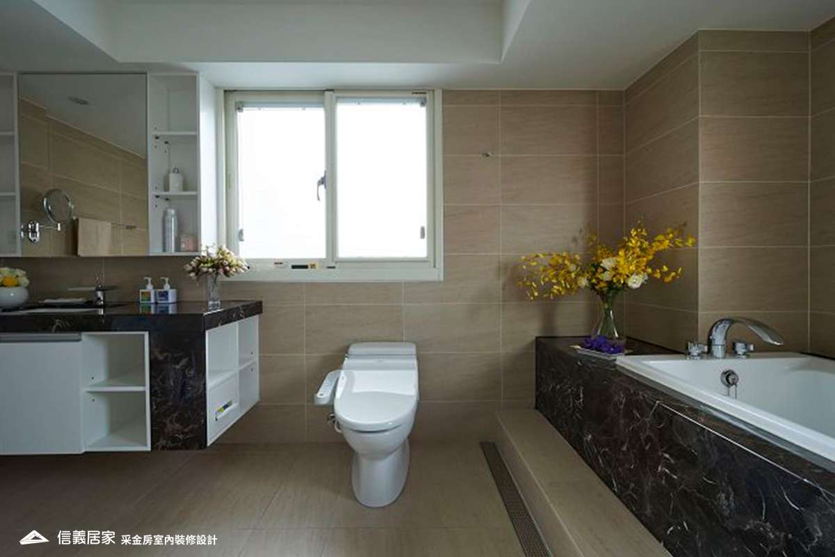 白色浴室室內裝潢設計，包括單式天花板、磁磚、鏡子、洗手台、毛巾架、大理石牆面、馬桶、浴缸裝潢圖片