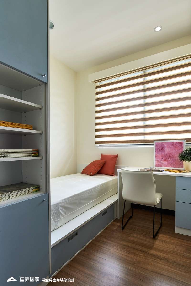 藍色臥室室內裝潢設計，包括床、收納櫃、椅子、書桌裝潢圖片
