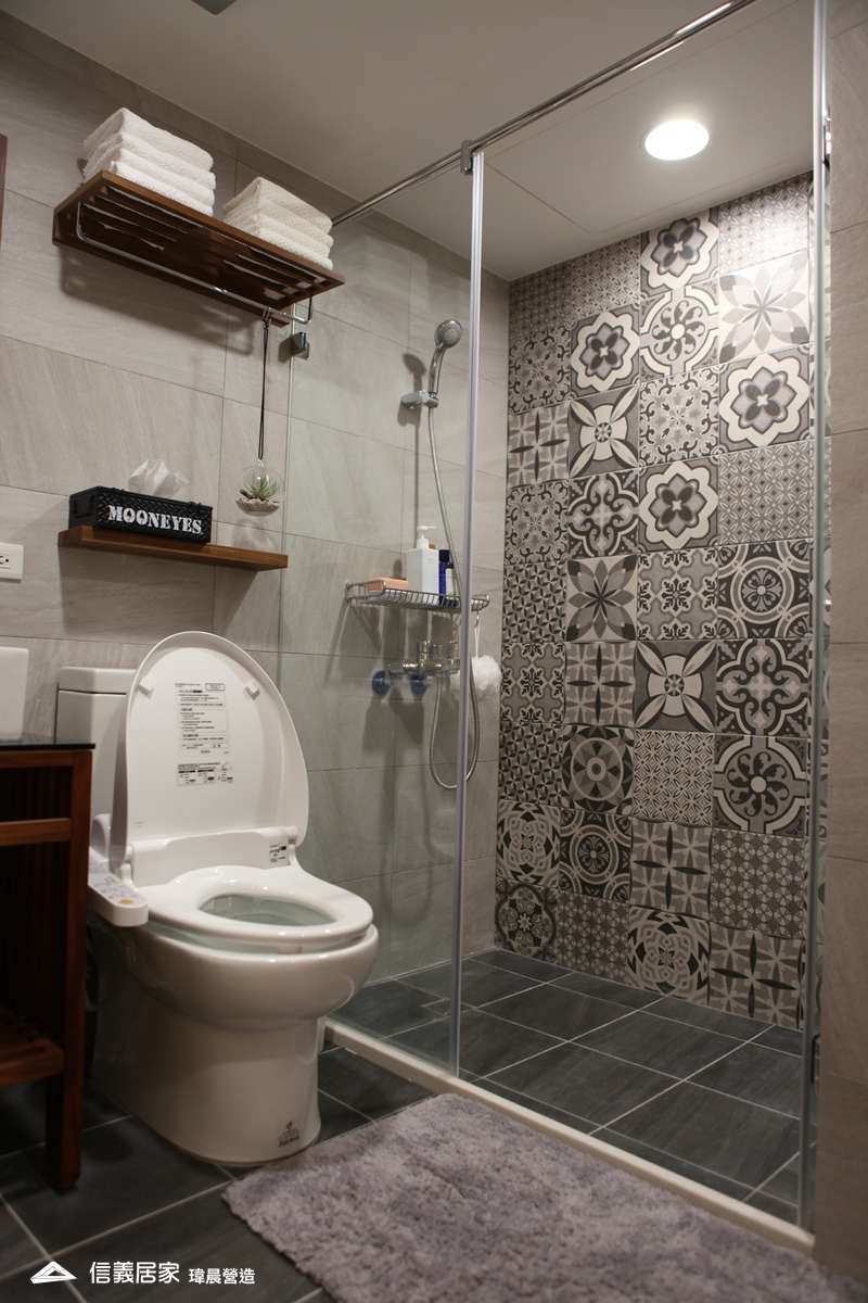 灰色乾濕分離室內裝潢設計，包括淋浴/花灑、毛巾架、馬桶裝潢圖片