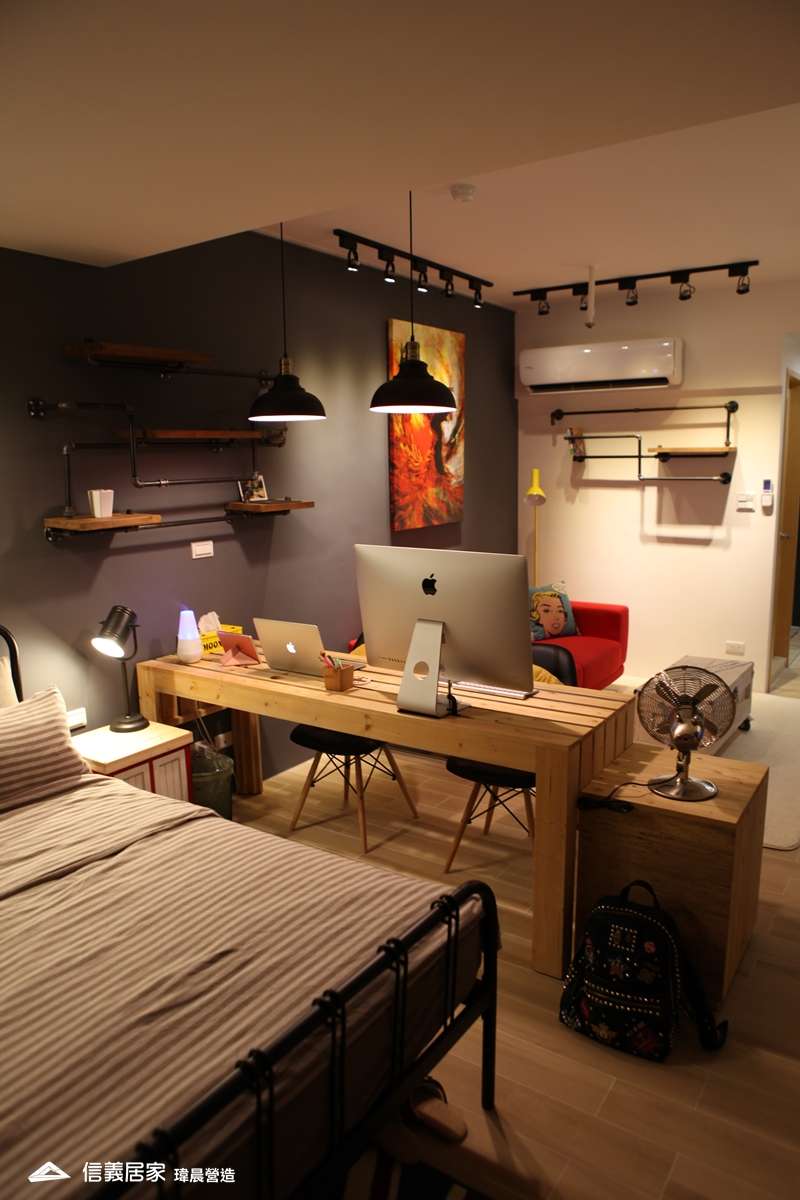米色臥室室內裝潢設計，包括床、吊燈、椅子、矮櫃、書桌裝潢圖片