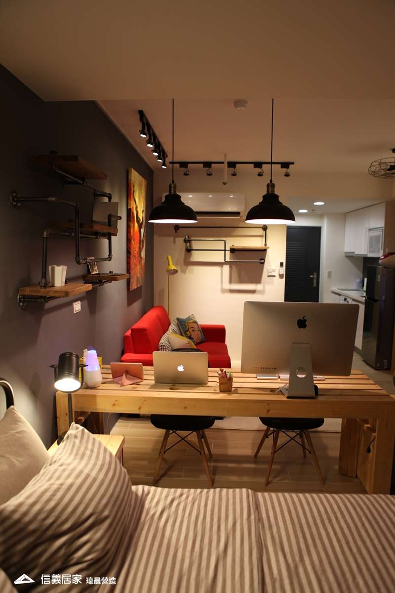 米色臥室室內裝潢設計，包括沙發、床、吊燈、椅子、燈具、書桌裝潢圖片