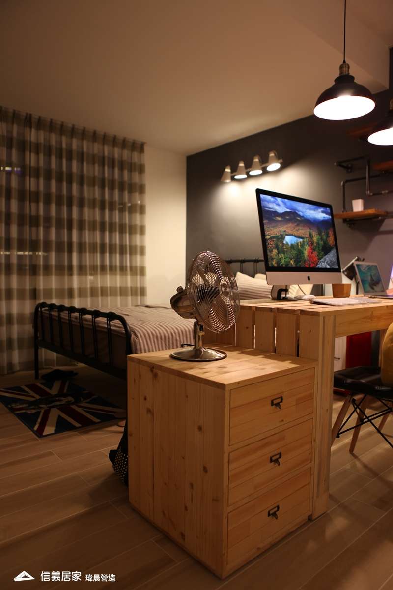 米色臥室室內裝潢設計，包括床、吊燈、矮櫃、書桌裝潢圖片