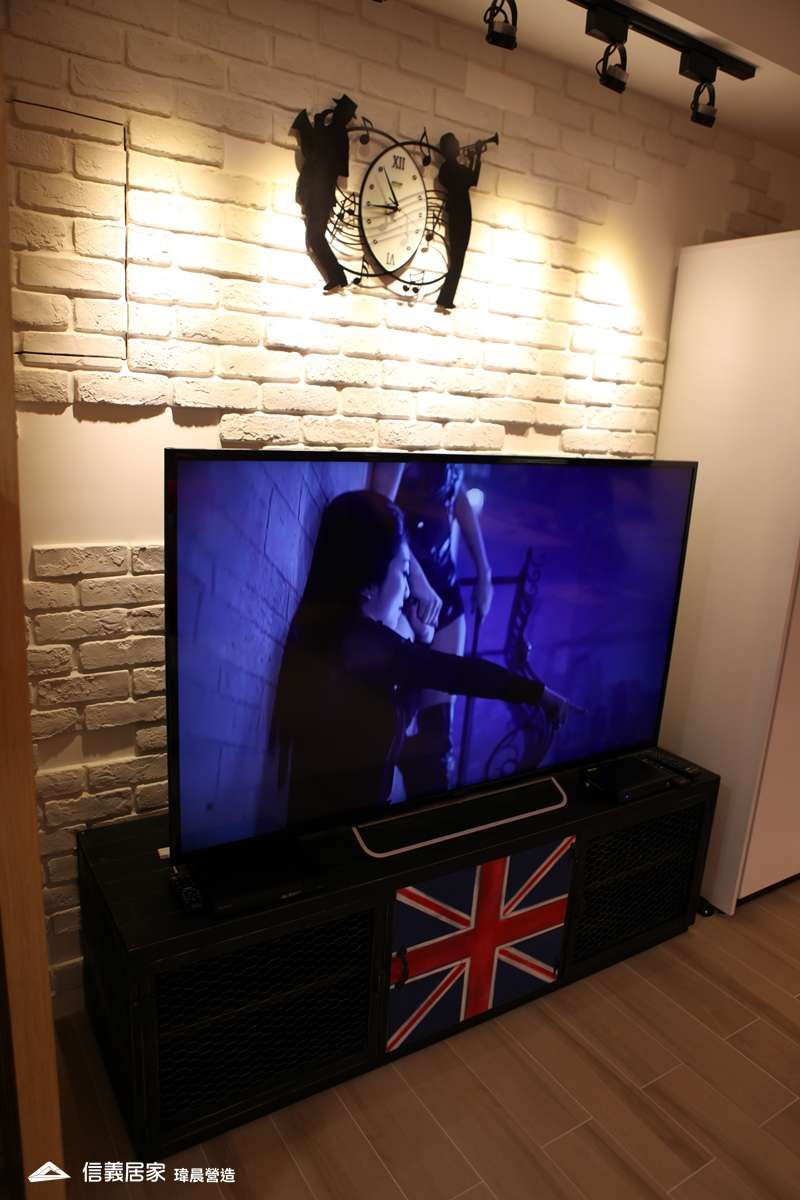 米色客廳室內裝潢設計，包括電視牆、電視櫃、燈具裝潢圖片