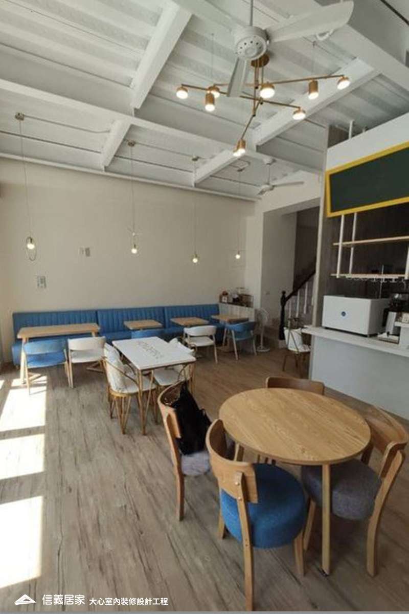 白色餐廳,白色商業空間室內裝潢設計，包括吊燈、餐桌、餐椅裝潢圖片