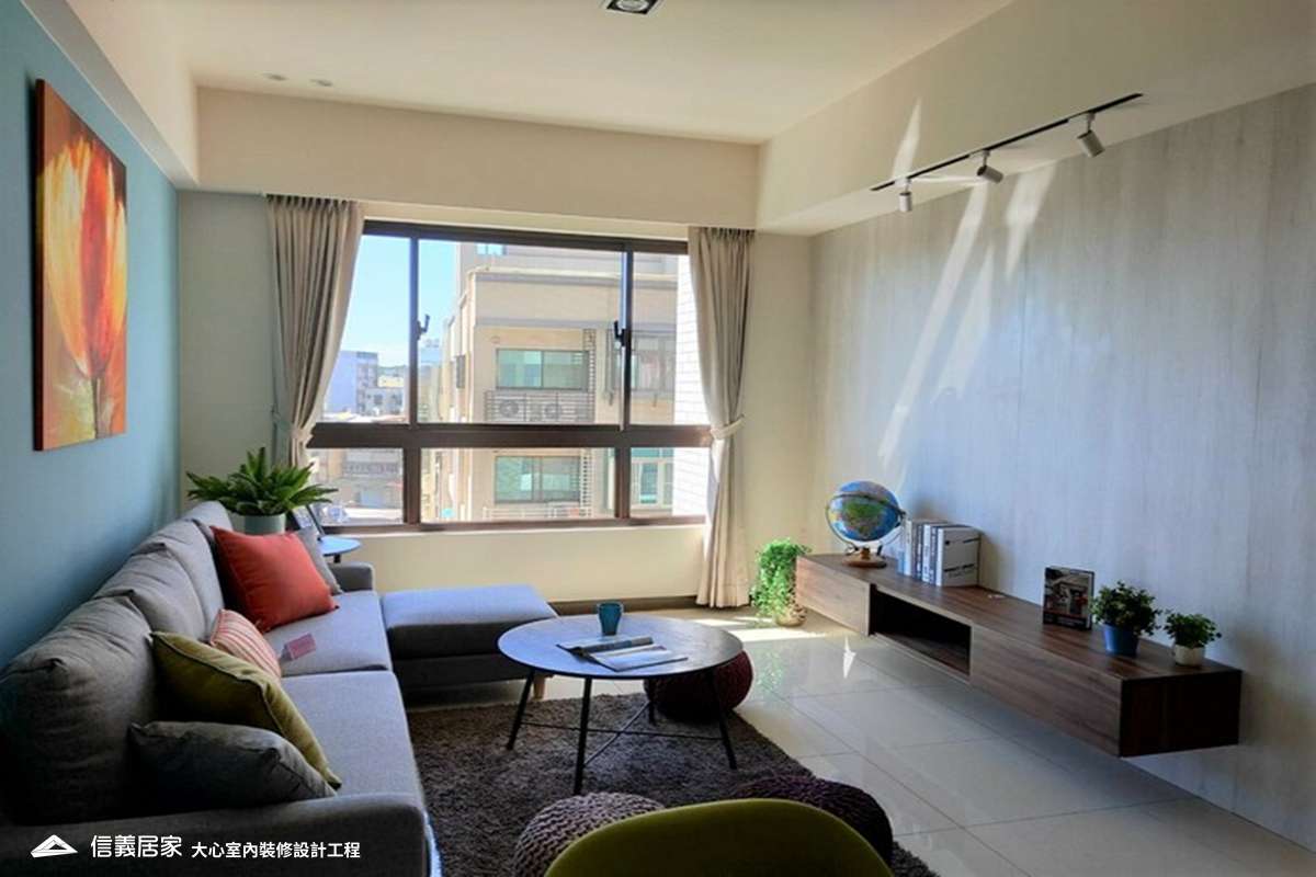 米色客廳室內裝潢設計，包括電視櫃、壁燈、L型沙發裝潢圖片