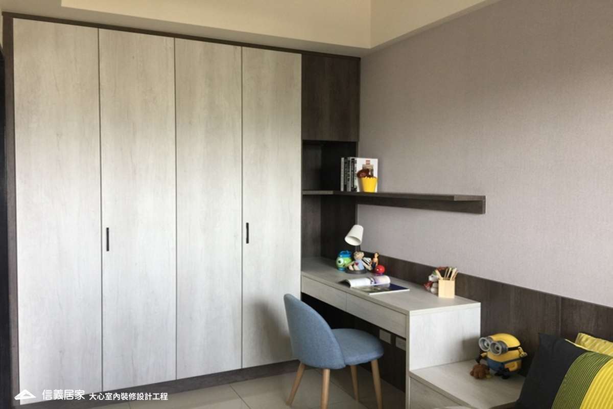 米色臥室室內裝潢設計，包括收納櫃、書桌裝潢圖片
