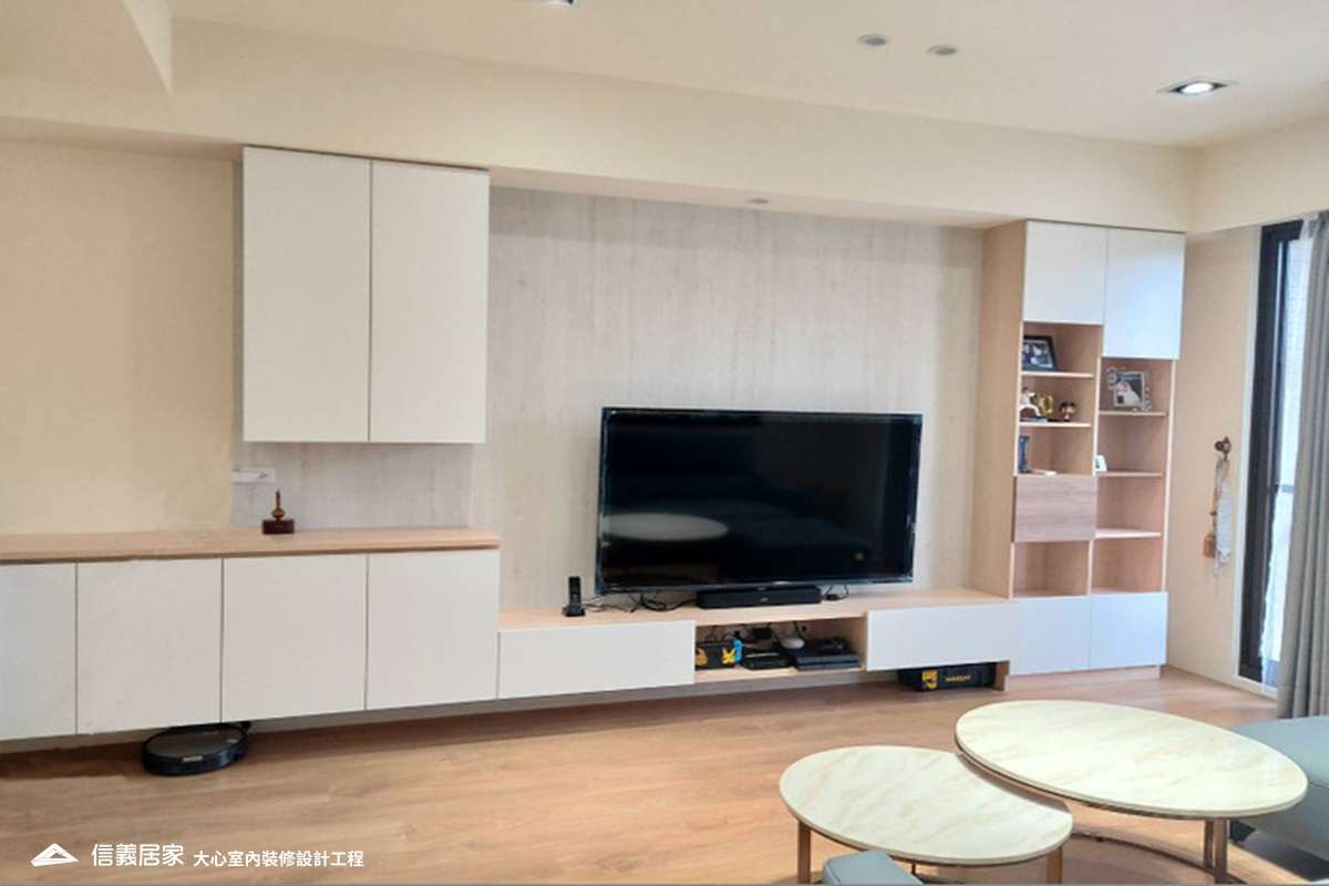 白色客廳室內裝潢設計，包括茶几、電視牆、矮櫃裝潢圖片