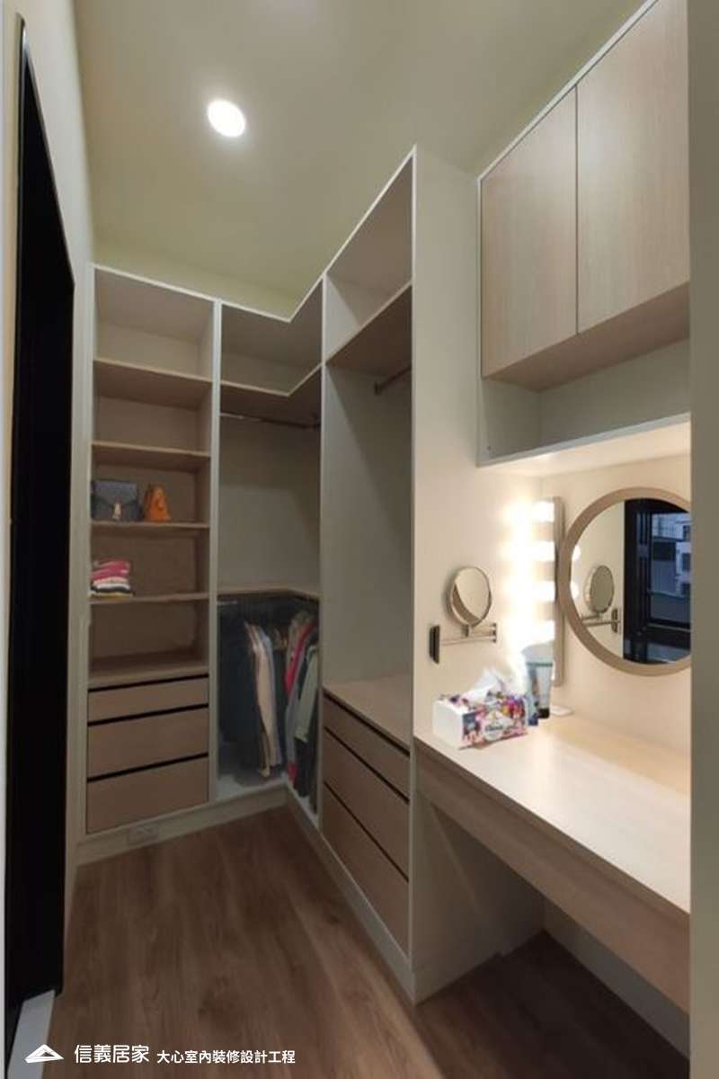 米色更衣室室內裝潢設計，包括收納櫃、化妝台裝潢圖片