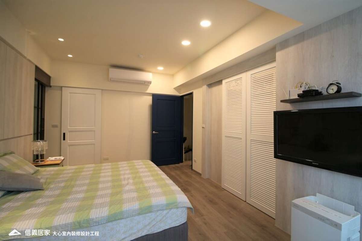 白色臥室室內裝潢設計，包括床、收納櫃、電視牆裝潢圖片