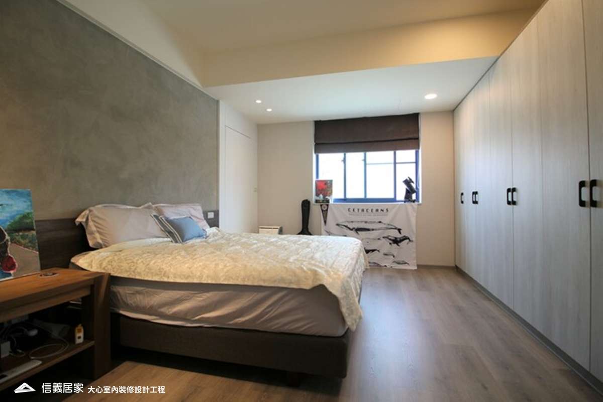 白色臥室室內裝潢設計，包括窗簾、床、收納櫃裝潢圖片
