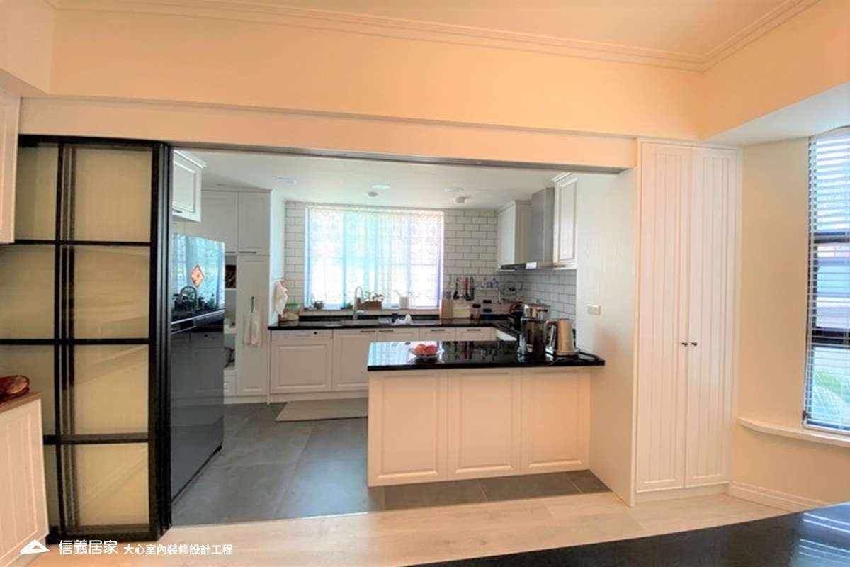 白色廚房室內裝潢設計，包括吧台裝潢圖片