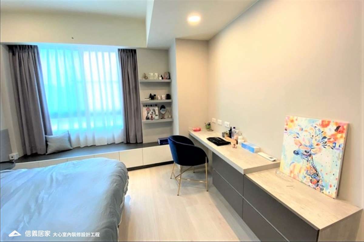 米色臥室室內裝潢設計，包括窗簾、書桌裝潢圖片