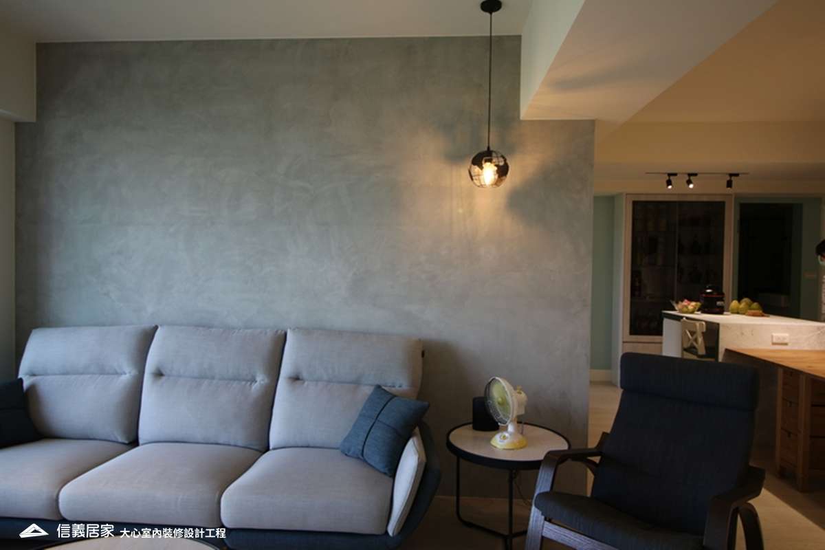 灰色客廳室內裝潢設計，包括沙發、吊燈裝潢圖片