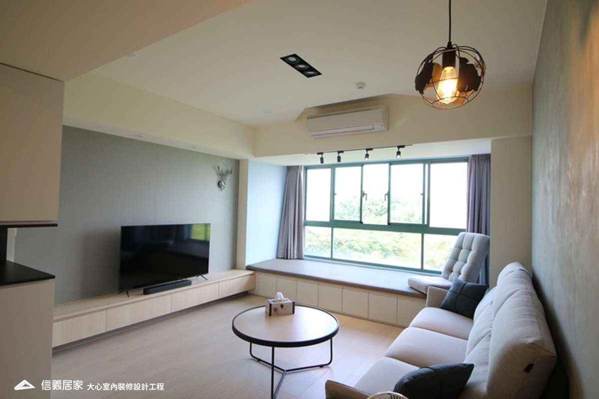 白色客廳室內裝潢設計，包括沙發、吊燈、臥榻裝潢圖片