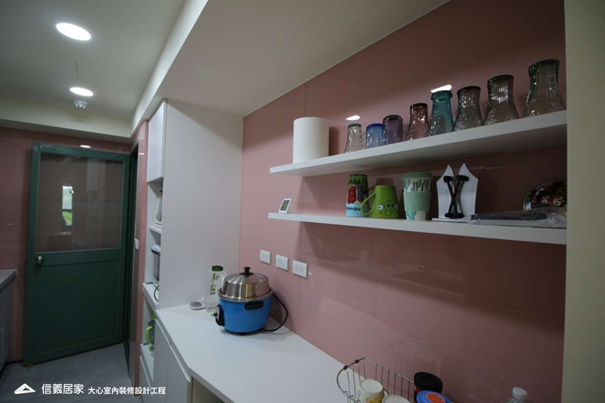 白色廚房室內裝潢設計，包括展示櫃裝潢圖片