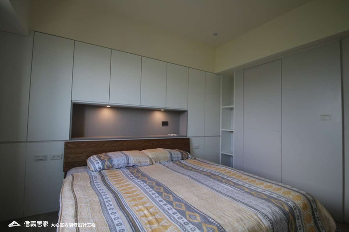 綠色臥室室內裝潢設計，包括床、嵌燈、床頭主牆裝潢圖片
