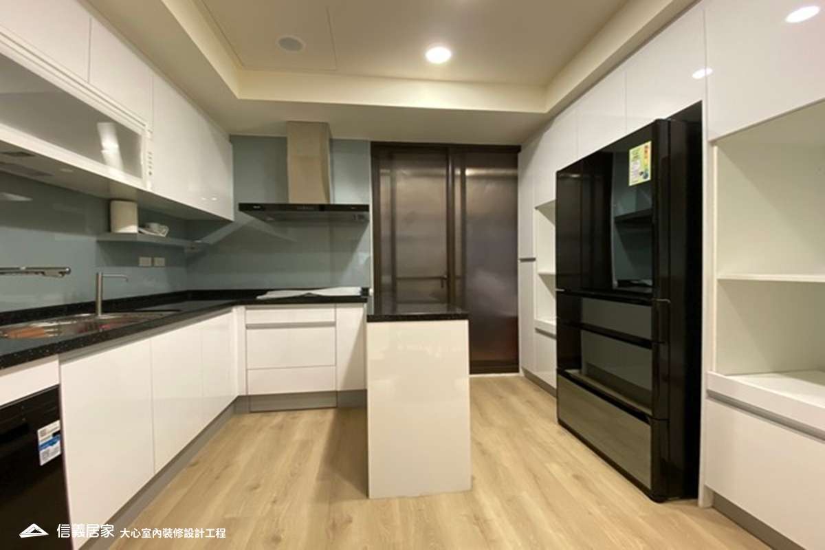 黑白廚房室內裝潢設計，包括流理台、烤漆玻璃、中島裝潢圖片