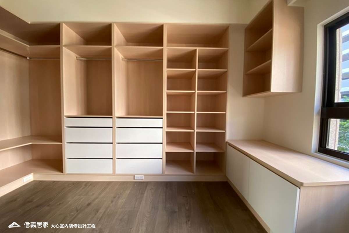 白色書房室內裝潢設計，包括收納櫃、矮櫃裝潢圖片