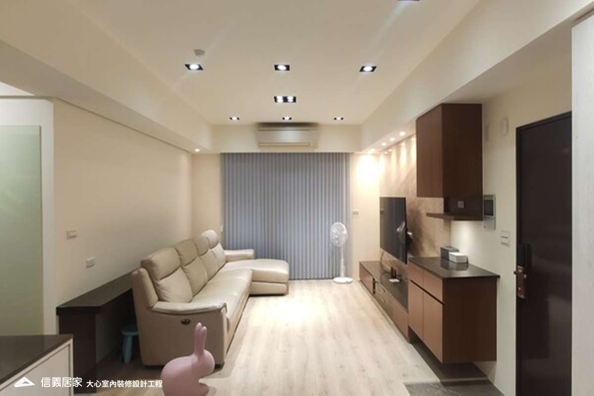 白色客廳室內裝潢設計，包括沙發、收納櫃、置物櫃裝潢圖片
