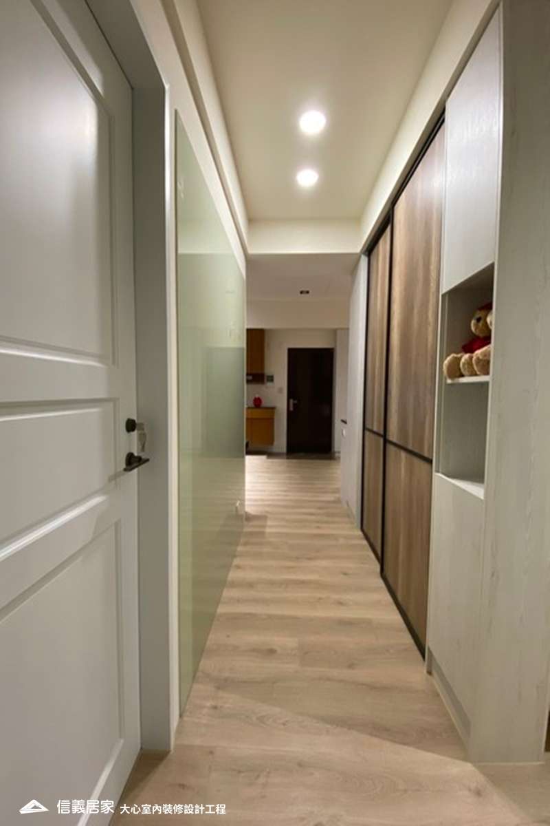 白色走道室內裝潢設計，包括收納櫃、嵌燈裝潢圖片