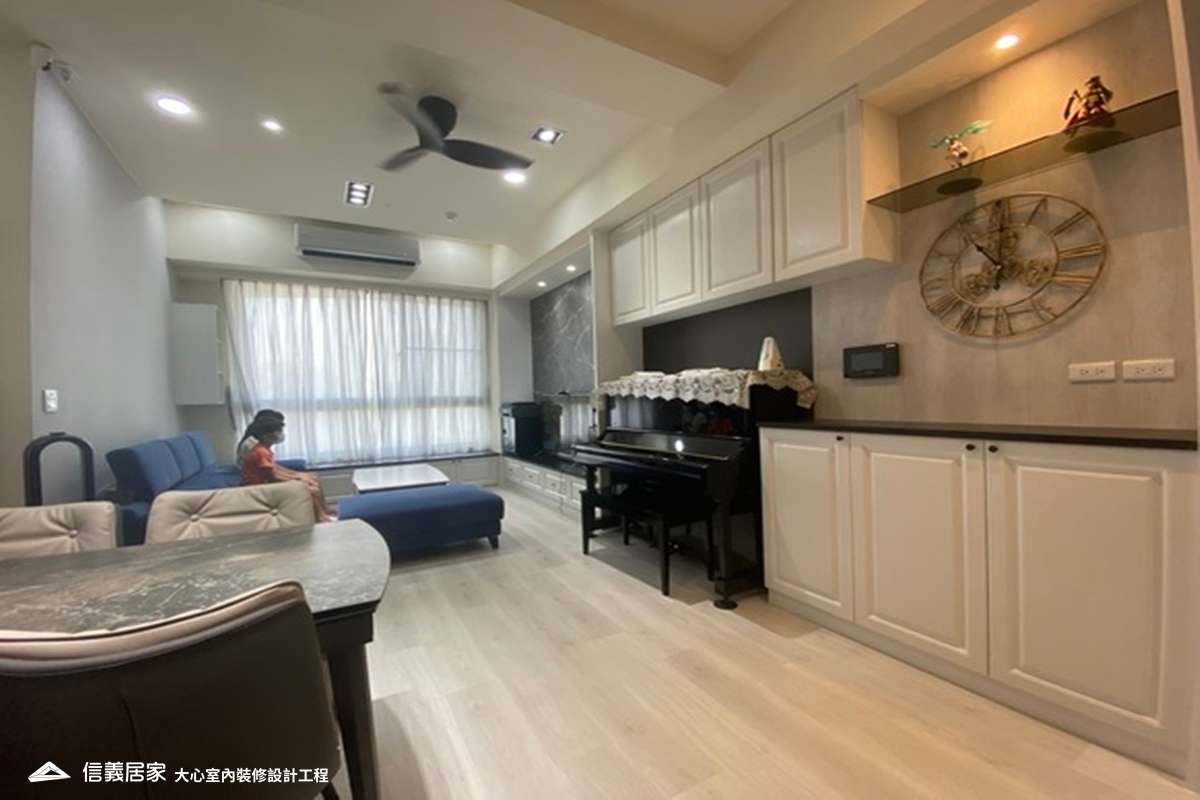 白色走道室內裝潢設計，包括沙發、收納櫃、鋼琴裝潢圖片