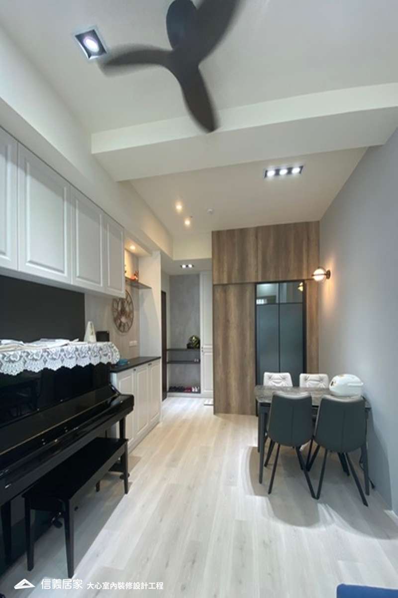 白色走道室內裝潢設計，包括收納櫃、鋼琴裝潢圖片