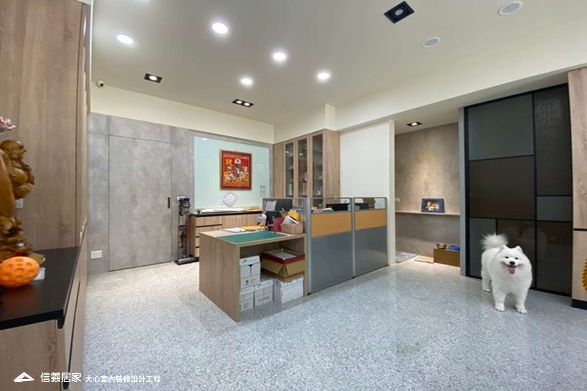 白色商業空間室內裝潢設計，包括大理石地板、隔屏、辦公桌裝潢圖片