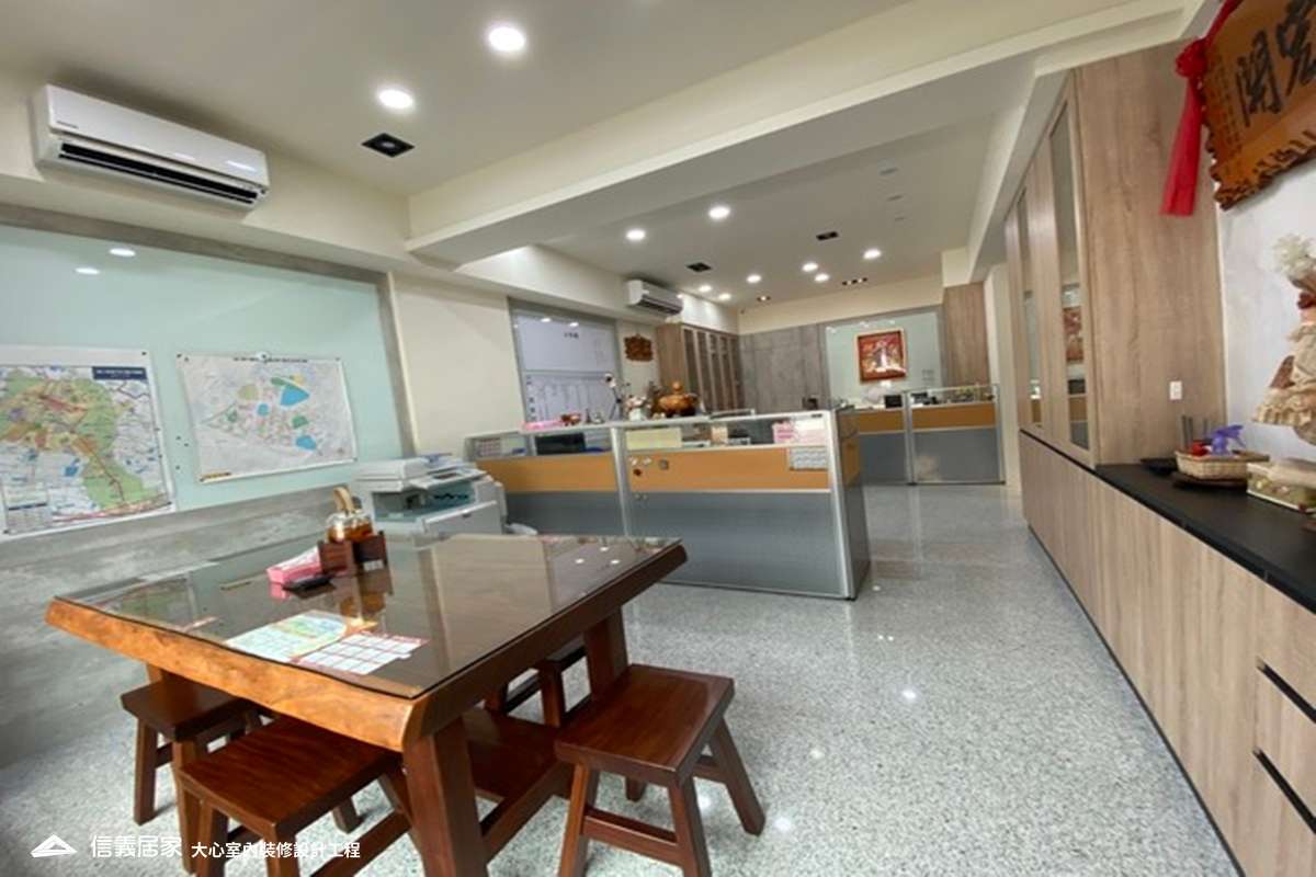 白色商業空間室內裝潢設計，包括大理石地板、辦公桌裝潢圖片